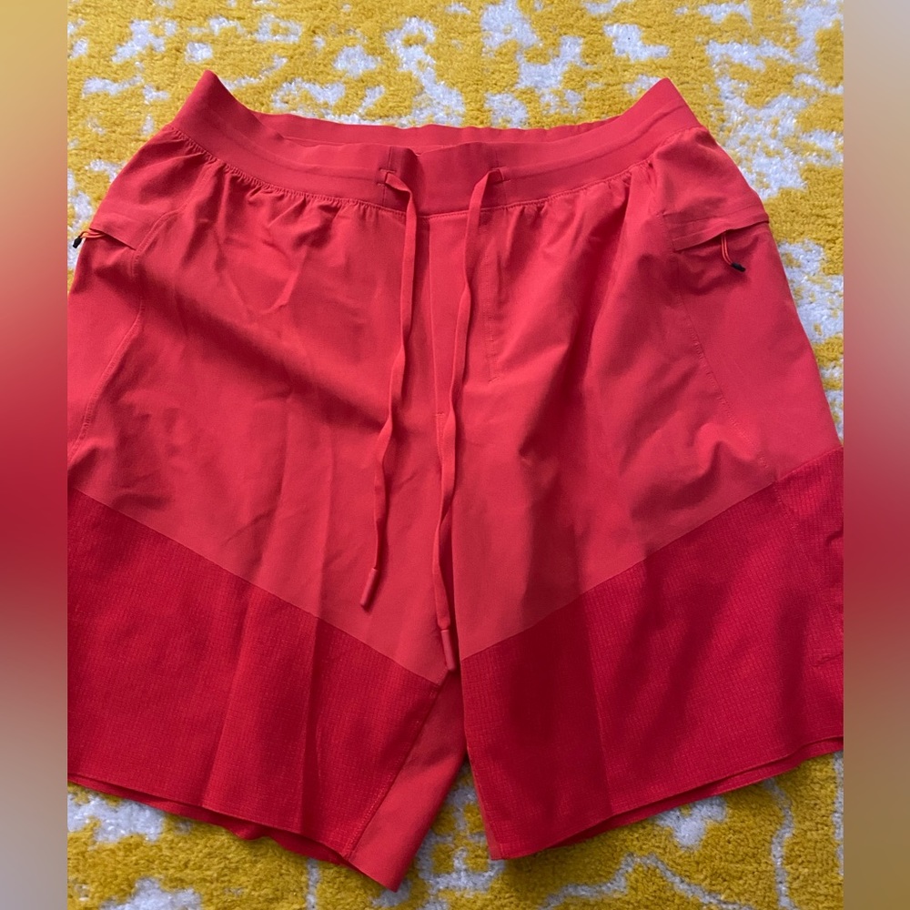 LULULEMON TWO TONE RED/PINK SWIM TRUNKS! SIZE M.